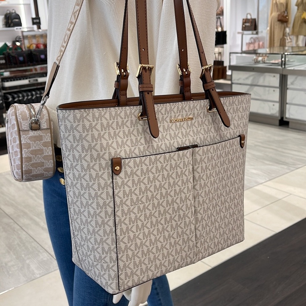 MICHAEL KORS JET SET TRAVEL MEDIUM DOUBLE POCKET TOTE 
VANILLA SIGNATURE
NWT - Picture 3 of 16